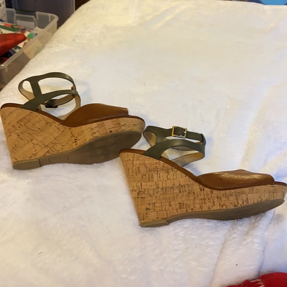 Such a unique wedge!  Grey straps with camel color shoe, and cork heel! - Picture 4 of 5